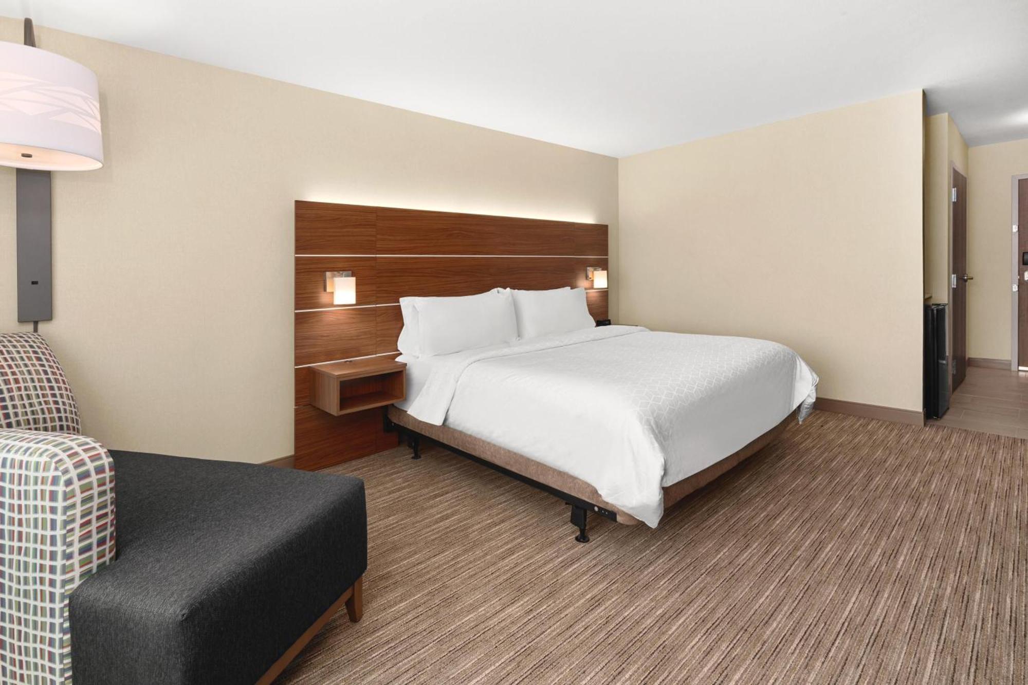 Standard King Room Accessible Tub Mobility Access,1706072720:JPEG